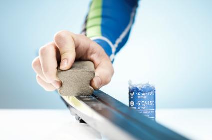 Ski waxing with cork block